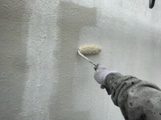 宇都宮市のアパートの外壁下塗りの様子