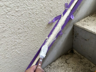 宇都宮市のアパートのシーリングへら押えの様子