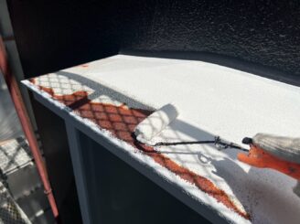 宇都宮市のアパートの出窓の庇塗装の様子