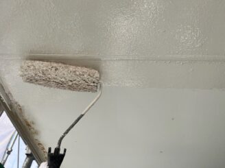 軒天の塗装の様子