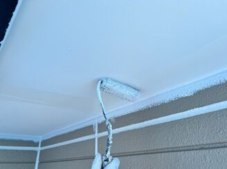 軒天塗装の様子