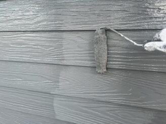 外壁の上塗り塗装の様子