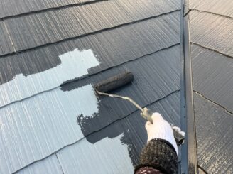 屋根の中塗り塗装の様子