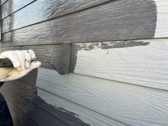 外壁の中塗り塗装の様子