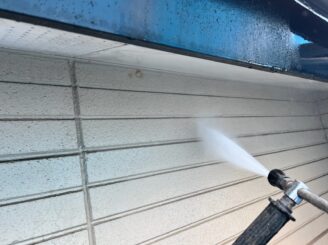 外壁の高圧洗浄の様子