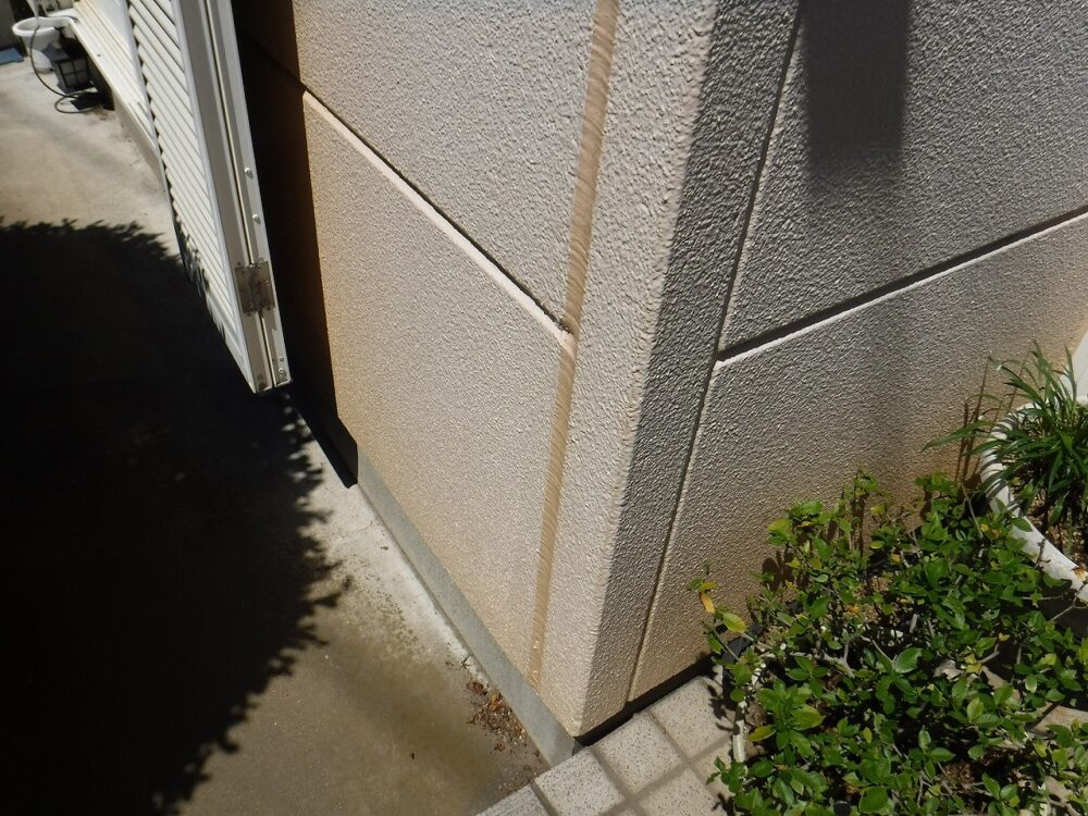 外壁が色あせている写真