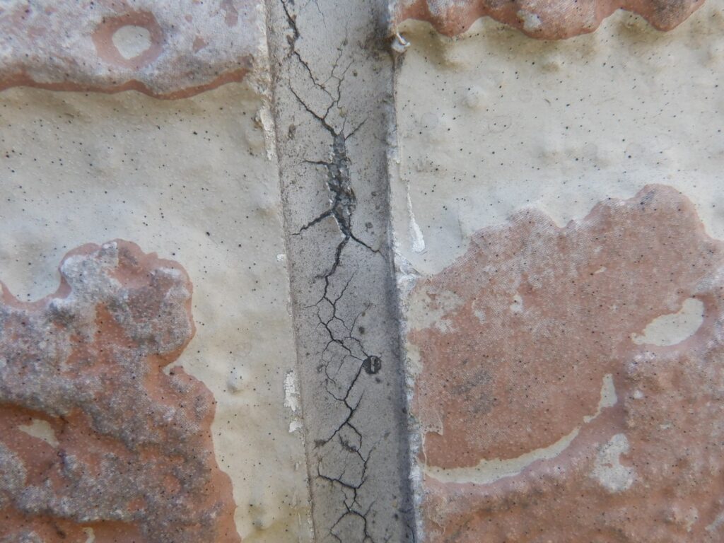 シーリングが硬くなってひび割れが悪化して破断してしまっている様子の写真