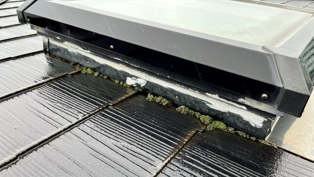 天窓のパッキン劣化や枠周りのシーリング切れが原因になる