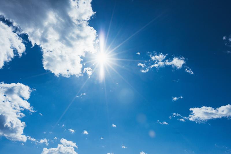 太陽と青空の写真イメージ