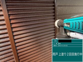 宇都宮市T様邸で雨戸塗装の上塗りを行っている様子