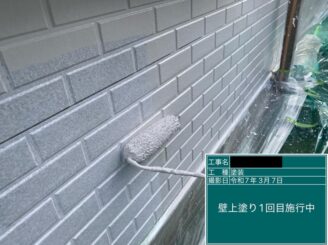 宇都宮市T様邸で外壁塗装の中塗りを行っている様子