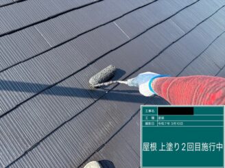 宇都宮市T様邸で屋根塗装の上塗りを行っている様子