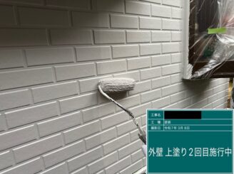 宇都宮市T様邸で外壁塗装の上塗りを行っている様子