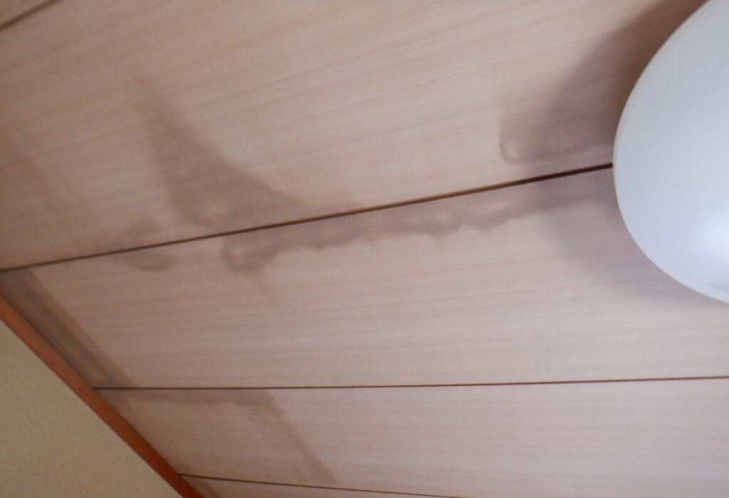 屋内天井に雨漏りが発生している写真