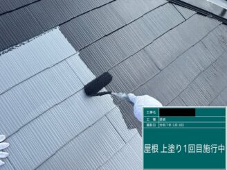 宇都宮市T様邸で屋根塗装の中塗りを行っている様子