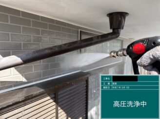宇都宮市T様邸で外壁塗装前に高圧洗浄を行っている様子