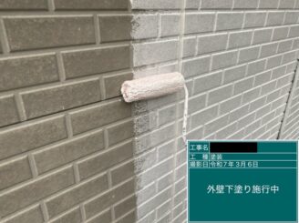 宇都宮市T様邸で外壁塗装の下塗りを行っている様子