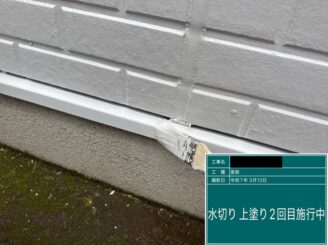 宇都宮市T様邸で水切り塗装の上塗りを行っている様子